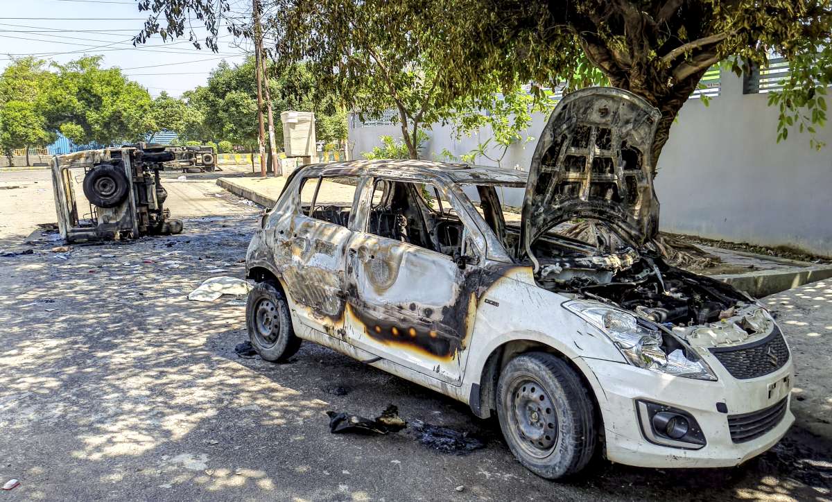 नोएडा में मजदूरों के प्रदर्शन की Photos: पुलिस से झड़प, गाड़ियों में लगाई आग, कंपनी में भी तोड़फोड़