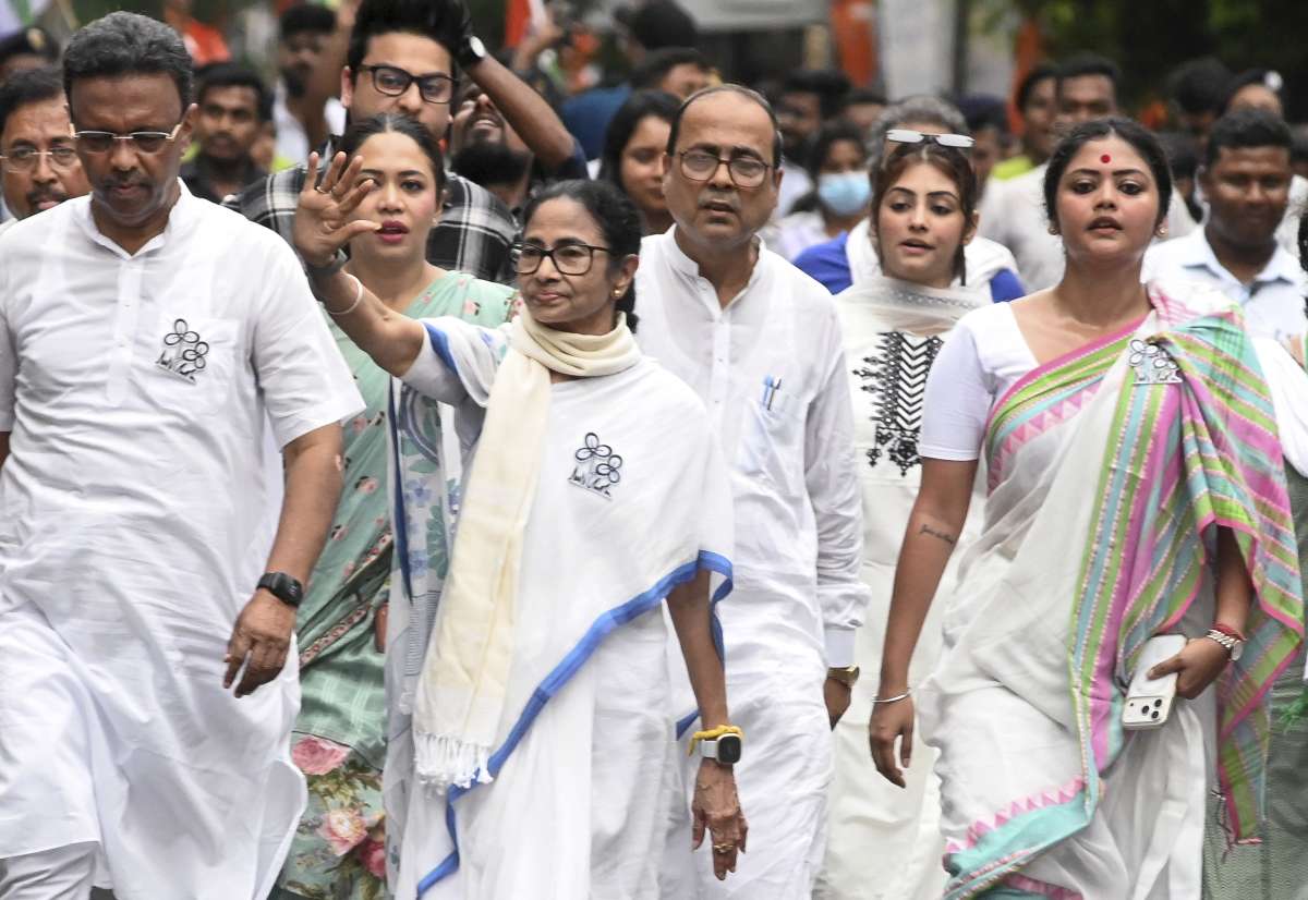 बंगाल में गरमाया चुनावी माहौल, ममता बनर्जी ने केंद्रीय बलों पर लगाए गंभीर आरोप