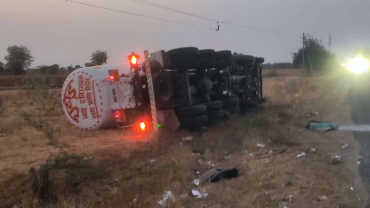 आंध्र प्रदेश के कुरनूल में लॉरी से टकराई बोलेरो, 8 तीर्थयात्रियों की मौत, 12 घायल