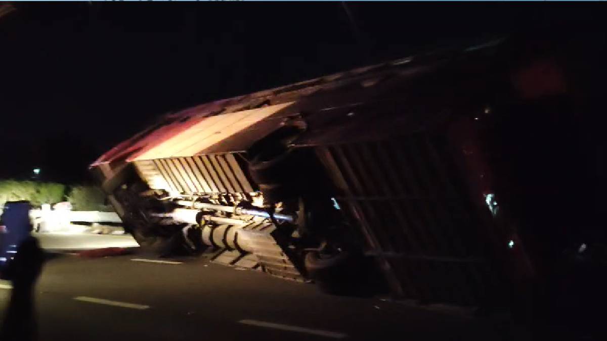 दिल्ली से बिहार जा रही डबल डेकर बस अनियंत्रित होकर पलटी, एक दर्जन से अधिक लोग घायल