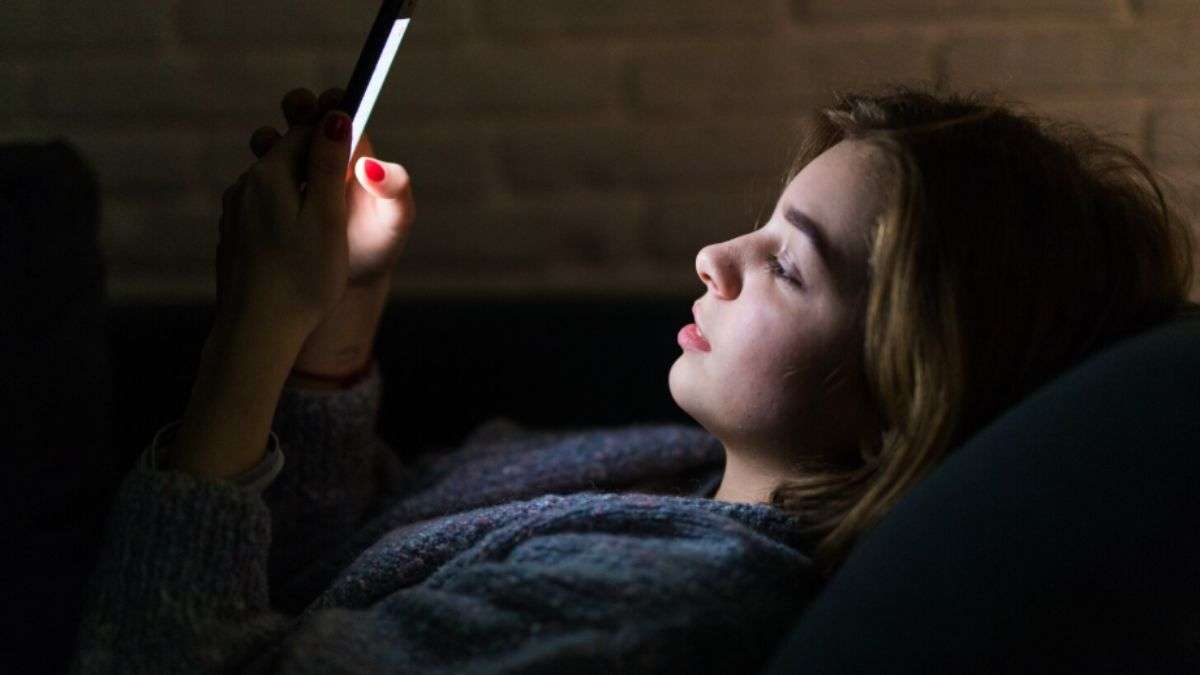 साइलेंट किलर की तरह काम कर रहा स्मार्टफोन, जानें Smartphone के ज्यादा इस्तेमाल पर शरीर पर क्या पड़ सकता है असर