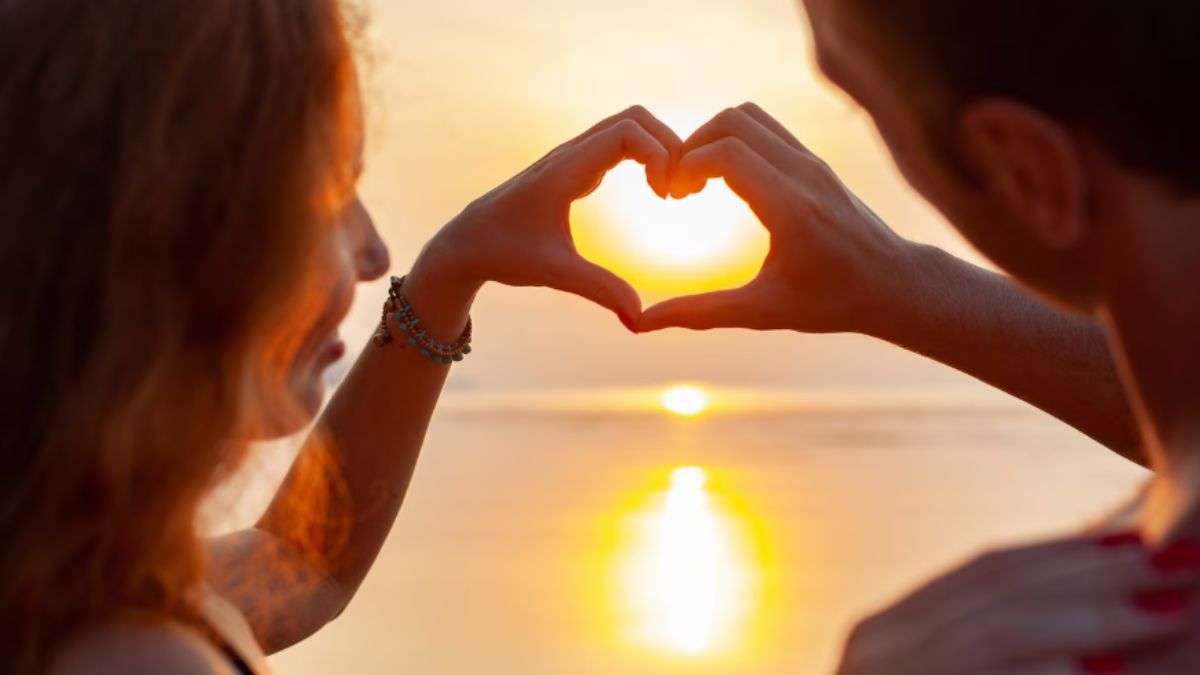 Love Horoscope 04 April 2026: धनु-मकर सहित 4 राशियां प्रेम जीवन में चलें संभलकर, छोटी सी भूल पड़ सकती है भारी