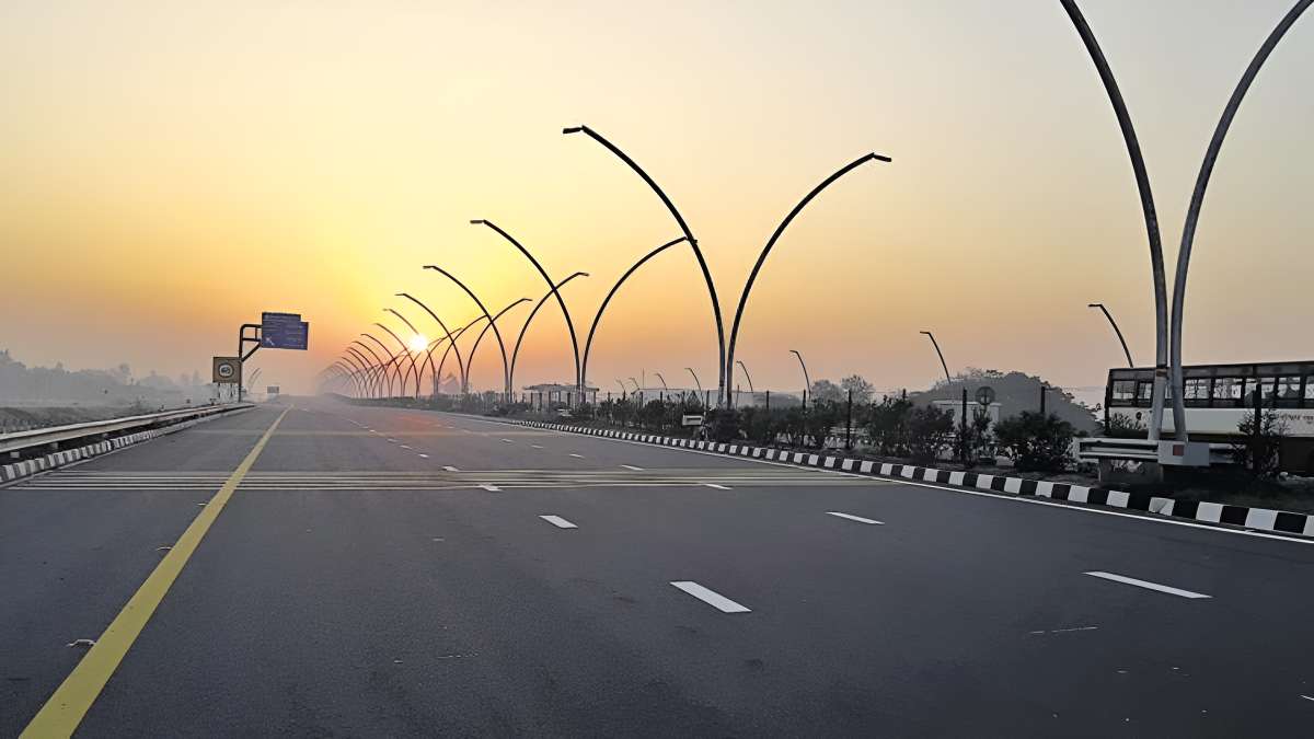 यूपी के एक्सप्रेसवे पर सफर करना हो गया महंगा, Toll में ₹85 तक की बढ़ोतरी; नई रेट लिस्ट ने बढ़ाई टेंशन!