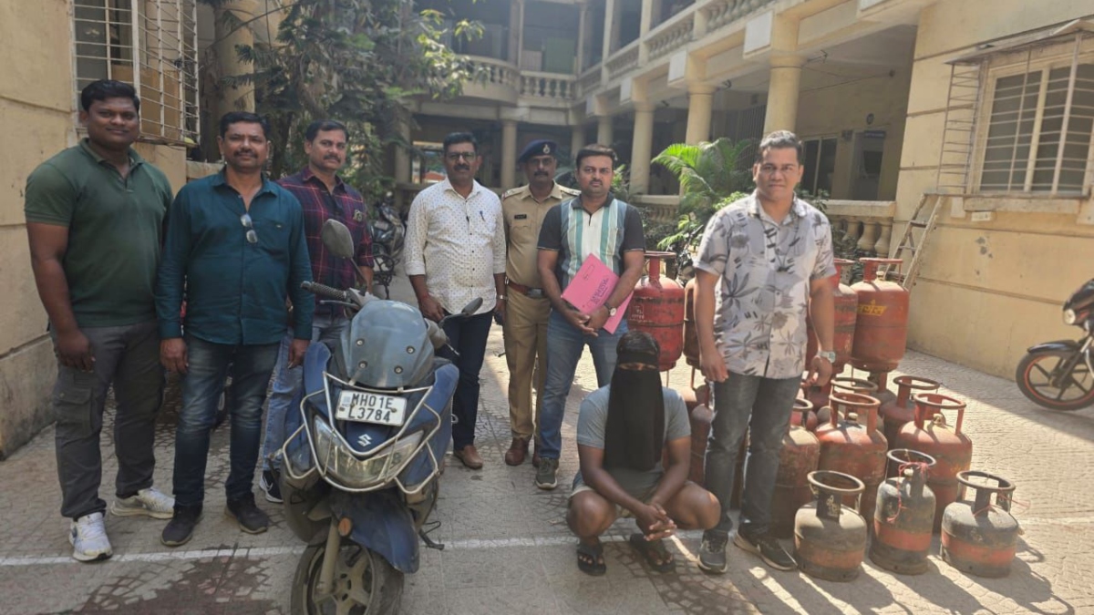 मुंबई में घर-घर जाकर गैस सिलेंडर चुराने वाला आरोपी गिरफ्तार, 45 गैस सिलेंडर और 3 बाइक बरामद