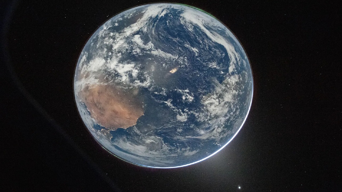 आर्टेमिस II के अंतरिक्ष यात्रियों ने पृथ्वी की शानदार सुंदरता को कैमरे में कैद किया, देखें तस्वीरें