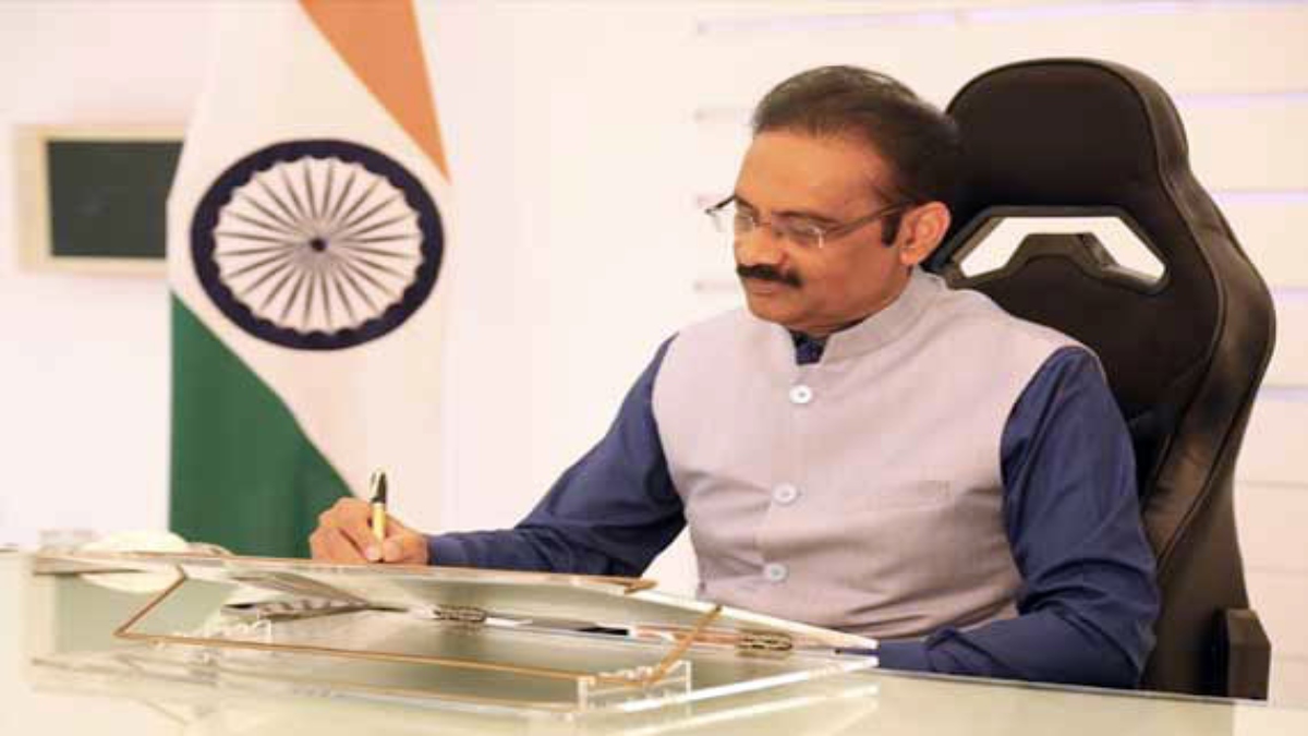 AAP राज्यसभा सांसद अशोक मित्तल के ठिकानों पर ED की छापेमारी, राघव चड्ढा को हटाकर बनाए गए हैं डिप्टी लीडर