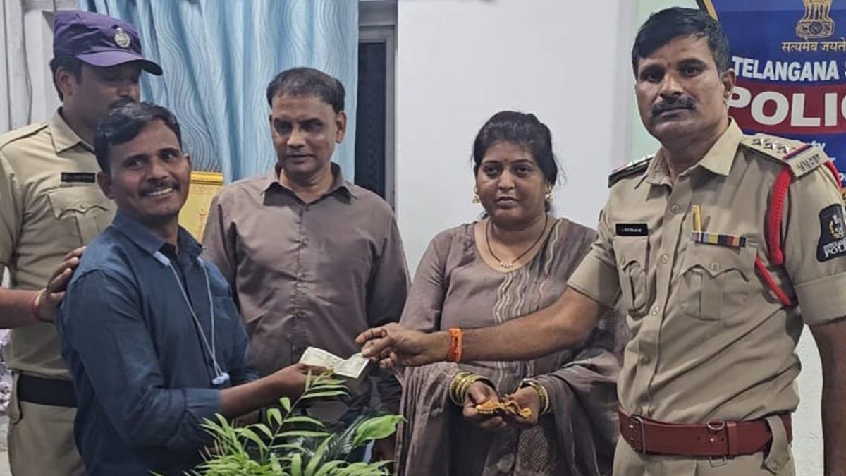 ऑटो में सोने के गहने और कैश भूल गई थी महिला, फिर सिर्फ एक घंटे के अंदर यूं मिला सामान