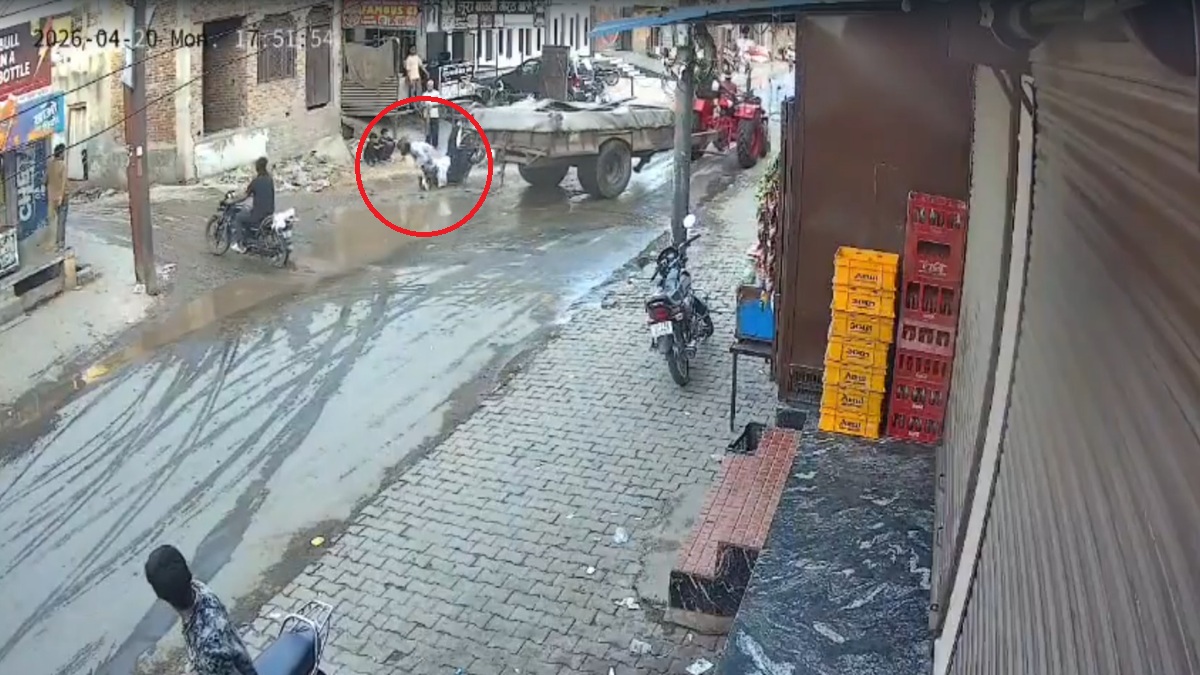 पानी में छिपा गहरा गड्ढा, बाइक सवार पलटी खाकर गिरा! बागपत का चौंकाने वाला CCTV फुटेज वायरल
