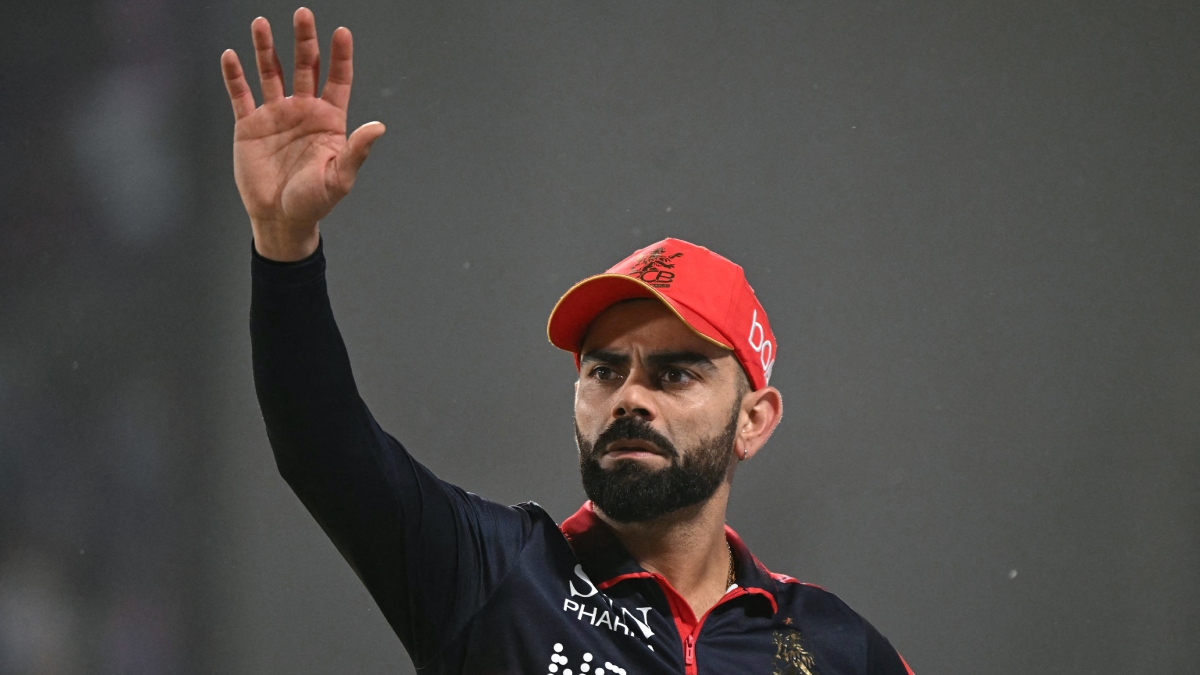 'बोलने तो दो यार प्लीज', स्कूल पहुंचे विराट कोहली का मजेदार अंदाज, VIDEO वायरल