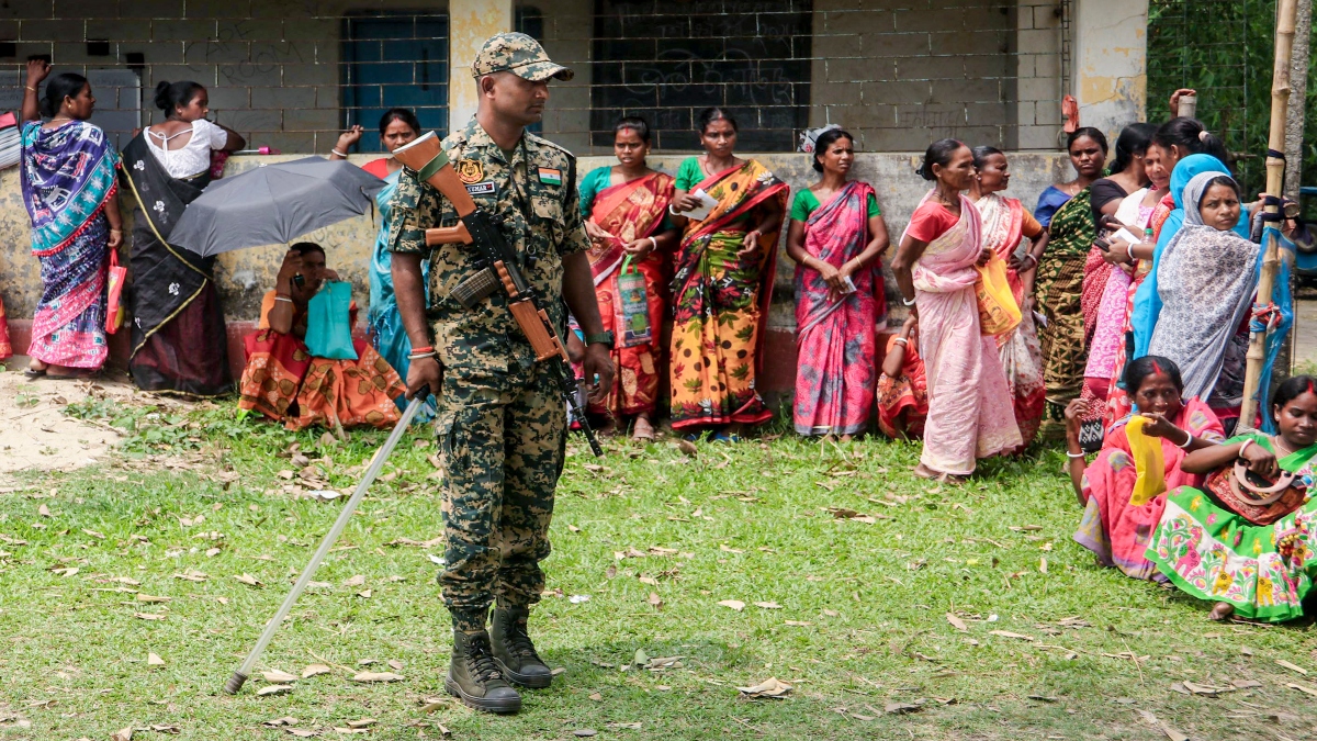 पश्चिम बंगाल चुनाव: छिटपुट उपद्रव के बीच पहले चरण में रिकॉर्ड तोड़ मतदान, जानें कहां हुई बंपर वोटिंग?