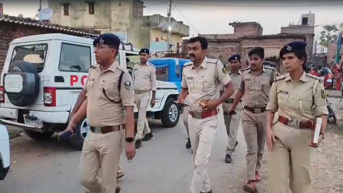 नालंदा में महिला का सरेआम चीरहरण: बीच सड़क पर नोचते रहे मनचले, कपड़े फाड़कर घसीटा; VIDEO बनाते रहे लोग