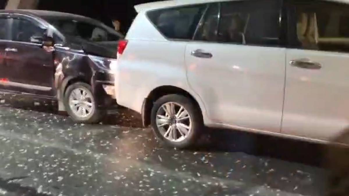 उत्तर बिहार को जोड़ने वाले पुल पर कई गाड़ियां आपस में टकराई, रोड पर कीड़ों के झुंड ने जमाया कब्जा