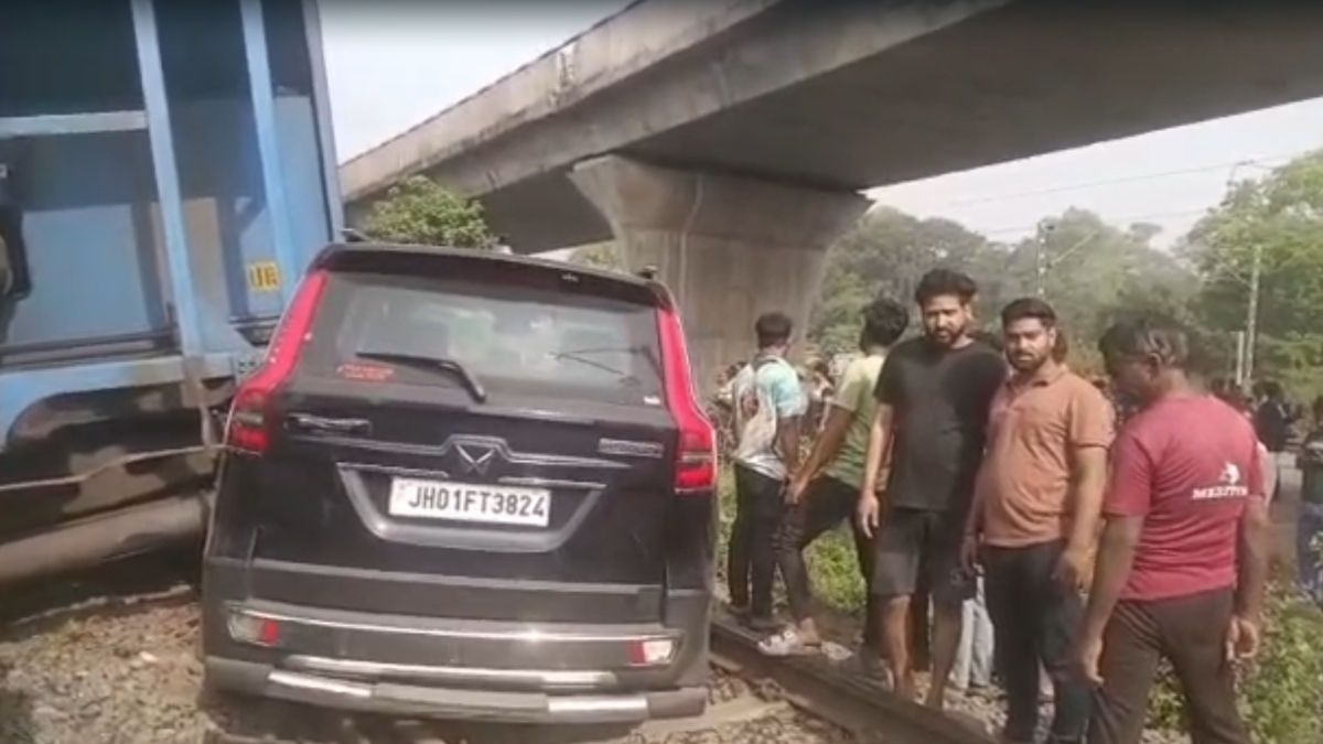 बोकारो में बेकाबू हुई मालगाड़ी, थर्मल पावर प्लांट का गेट तोड़ते हुए स्कॉर्पियो को मारी टक्कर, बड़ा हादसा टला