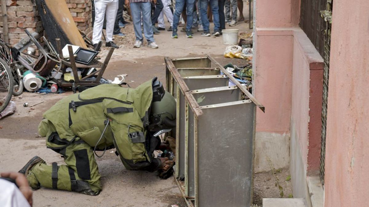 पश्चिम बंगाल से बड़ी खबर, भांगर में तृणमूल कांग्रेस के कार्यकर्ता के घर से 100 देसी बम बरामद