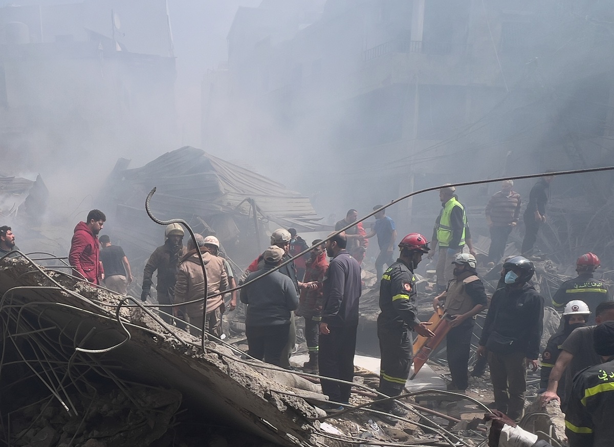 Iran US War live : तेहरान में भीषण बमबारी, रिहायशी इमारत पर हुए हमले में  13 लोगों की मौत