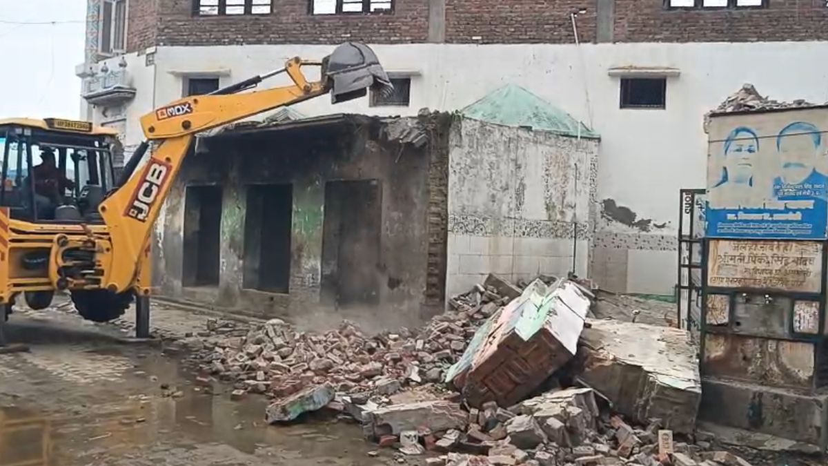 यूपी: संभल में फिर गरजा बुलडोजर, मदरसा-मस्जिद समेत 5 दुकानें ध्वस्त की गईं