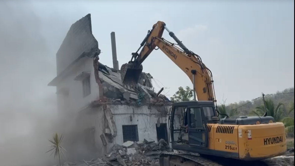 बुलडोजर की दम पर खाली कराई गई 22 एकड़ से ज्यादा की जमीन, 20 सालों से मासूम खान का था कब्जा-VIDEO