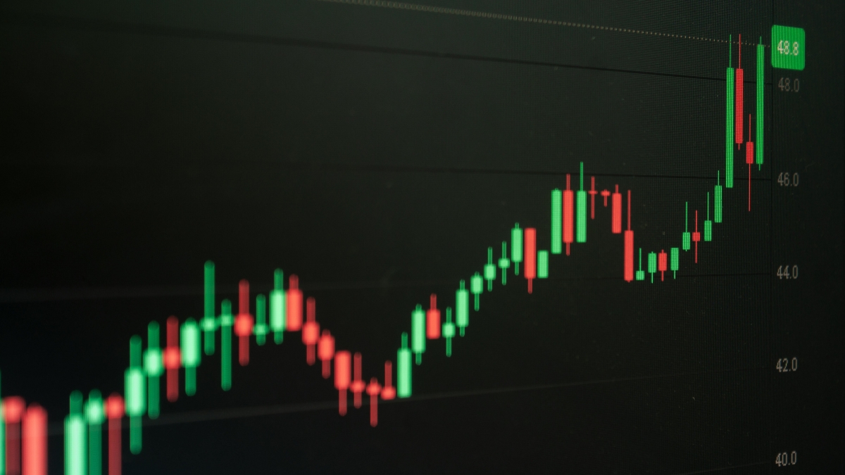 Share Market: शेयर बाजार में तूफानी तेजी! सेंसेक्स 1200 अंक उछला, निफ्टी 24,200 के ऊपर