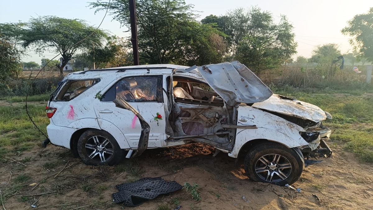 बारात में हंसते-खेलते आए दूल्हे के 3 दोस्त, तभी कई बार पलटी खाकर खेत में गिरी फॉर्च्यूनर, तीनों की मौत