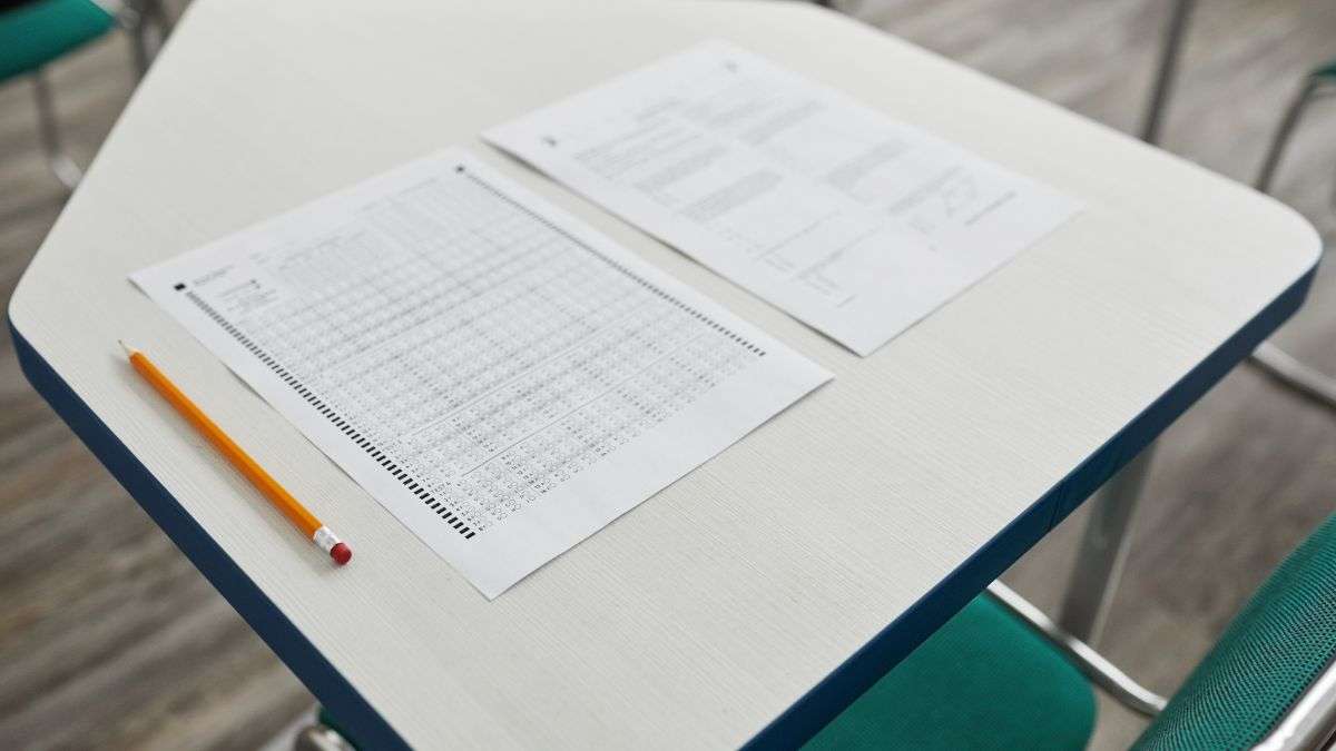 CBSE एग्जाम में पेपर QR कोर्ड को लेकर फिर बवाल, बोर्ड ने दिया क्लेरिफिकेशन