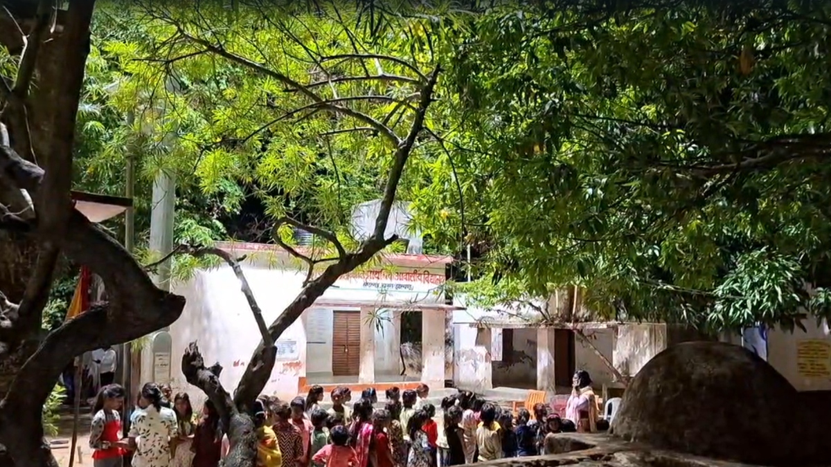 तीसरी कक्षा में पढ़ने वाली छात्रा से 50 साल का शिक्षक करता रहा दुष्कर्म, गर्भवती होने पर मचा बवाल