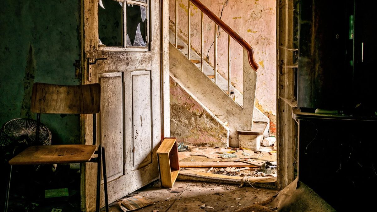 क्रिकेट की गेंद ढूंढ़ने गए बच्चों को दिखी लाश, सामने आई 3 बेटों के बाप की दुखद कहानी