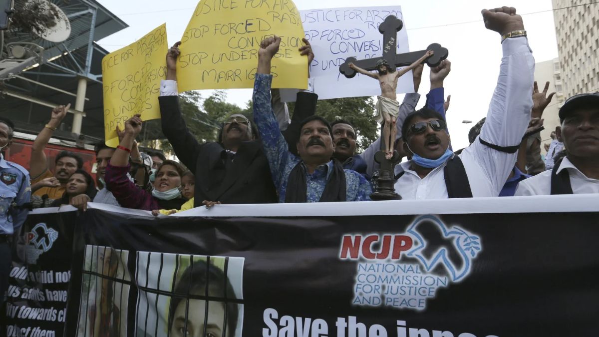 '13 साल की लड़की के साथ निकाह पूरी तरह जायज', कोर्ट के फैसले से दहशत में पाकिस्तानी ईसाई