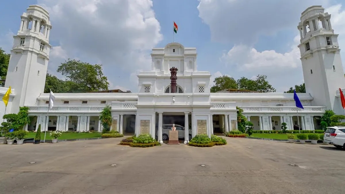 दिल्ली विधानसभा में हुई बड़ी सुरक्षा चूक, बैरियर तोड़ अंदर घुसी कार, स्पीकर की गाड़ी पर फेंकी स्याही