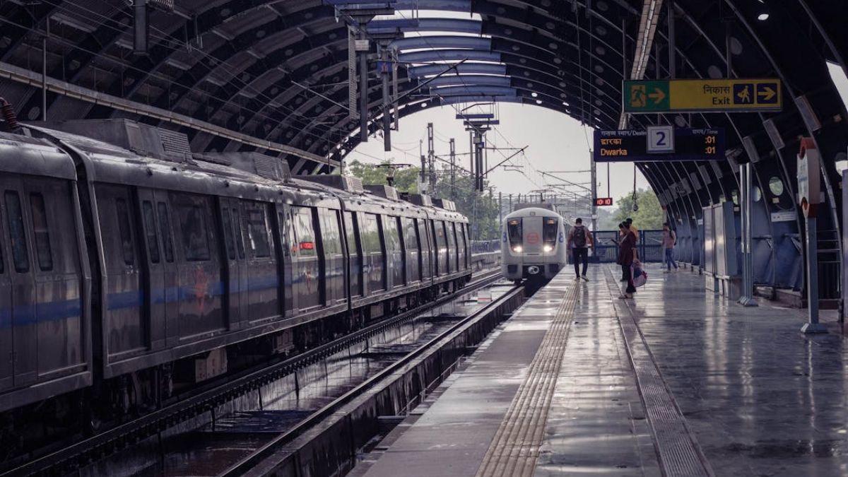 दिल्ली मेट्रो से सफर करने वाले ध्यान दें, रविवार के लिए बदल गई है ब्लू लाइन की टाइमिंग