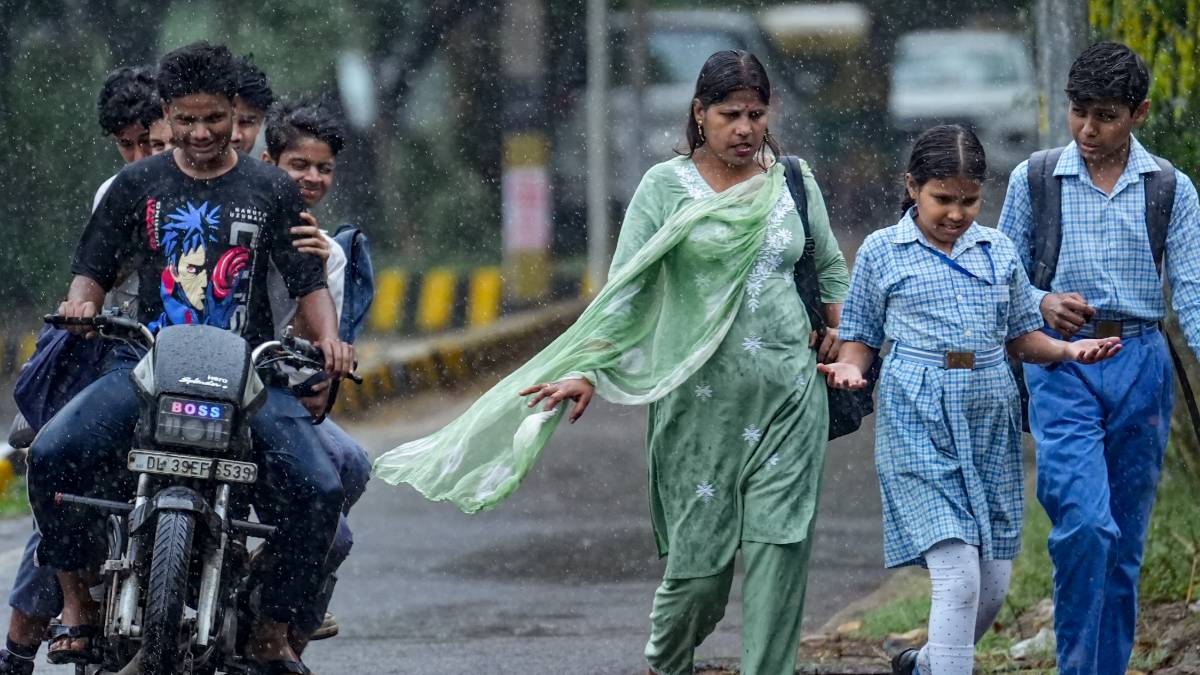 दिल्ली में 3 साल बाद अप्रैल इतना ठंडा, बारिश से तापमान गिरा, आज और कल कैसा रहेगा मौसम, जानें