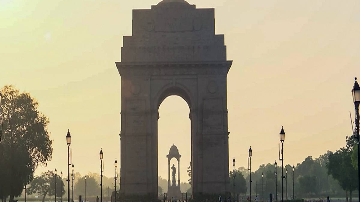 दिल्ली-NCR में तेज हवाओं के साथ झमाझम बारिश, कई इलाकों में गिरे ओले; खराब मौसम होने से दिन में छाया अंधेरा