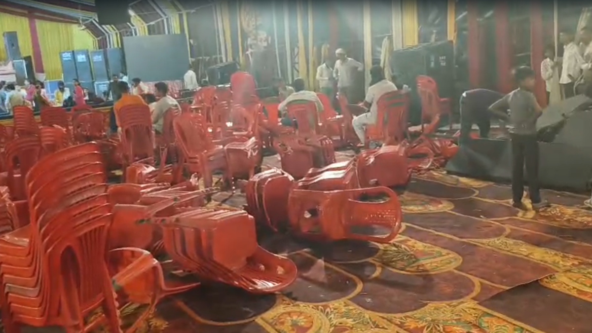 दतिया: भोजपुरी कलाकार आम्रपाली के कार्यक्रम में बेकाबू हुई भीड़, पुलिस ने किया लाठीचार्ज