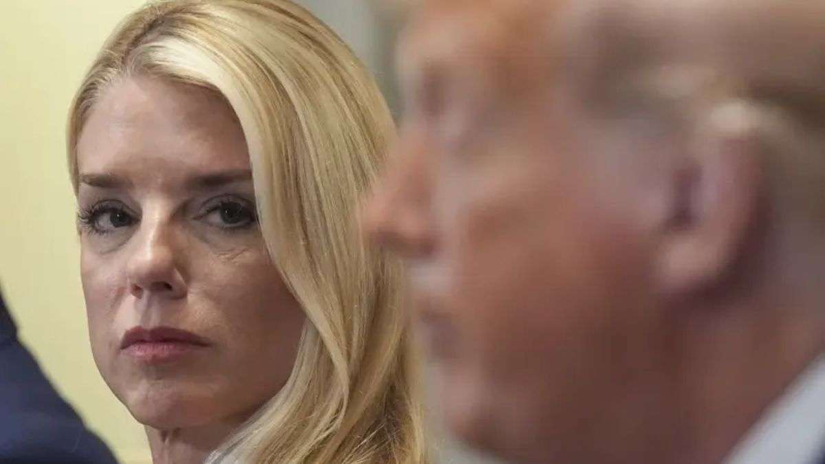 एपस्टीन फाइल विवाद के बीच ट्रंप ने उठाया बड़ा कदम, अटॉर्नी जनरल पाम बॉन्डी को पद से हटाया