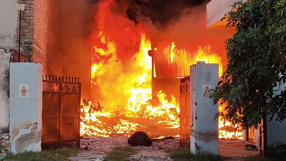 धू-धूकर जली बहरोड़ की कपड़ा फैक्ट्री, पलभर में लाखों का सामान खाक; कैसे हुआ हादसा?