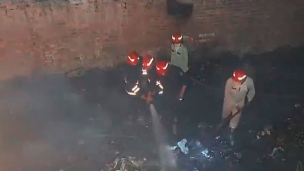 दिल्ली के रोहिणी इलाके में लगी भीषण आग, एक ही परिवार के 3 लोग जिंदा जले; कई झुग्गियां जलकर राख