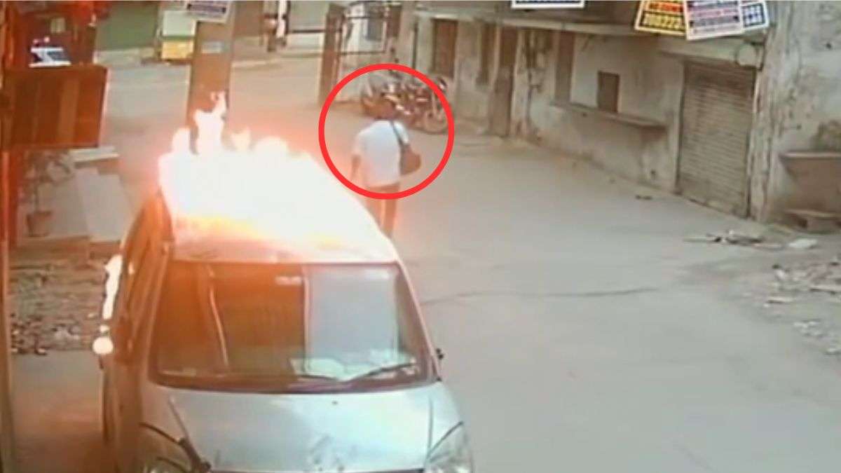 दिल्ली के मुखर्जी नगर में शख्स ने कार पर पेट्रोल डालकर लगाई आग, सामने आया CCTV