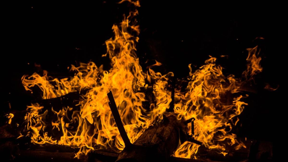 सिकंदरपुर मेट्रो स्टेशन के पास झुग्गियों में लगी भीषण आग, गैस सिलेंडरों में हुए धमाके