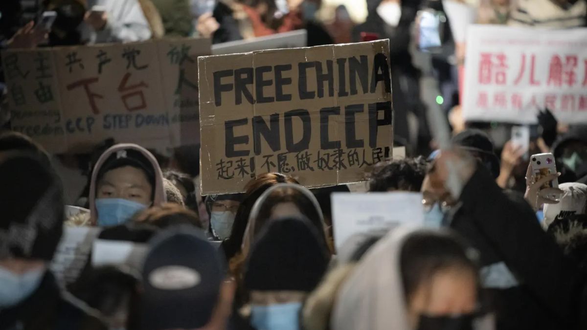 चीन के कई हिस्सों में सड़कों पर उतरी जनता, पुलिस के साथ झड़प, जानें क्यों हो रहा ऐसा