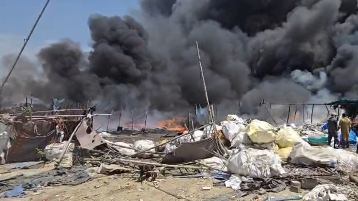 गाजियाबाद: झुग्गियों में लगी भीषण आग, पूरे इलाके में धुएं का गुबार, दमकल की गाड़ियां मौके पर पहुंचीं