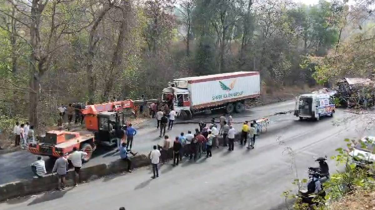 गुजरात: दो ट्रकों के बीच भीषण टक्कर, ड्राइवर की मौत, ट्रक की केबिन में फंसा दूसरा ड्राइवर, लगाता रहा मदद की गुहार