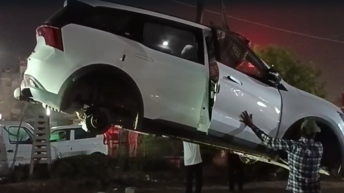 गुरुग्राम में मॉल के बाहर SUV खड़ी कर शॉपिंग करने गया युवक, वापस आया तो ईंटों पर टिकी मिली कार, चारों टायर चोरी