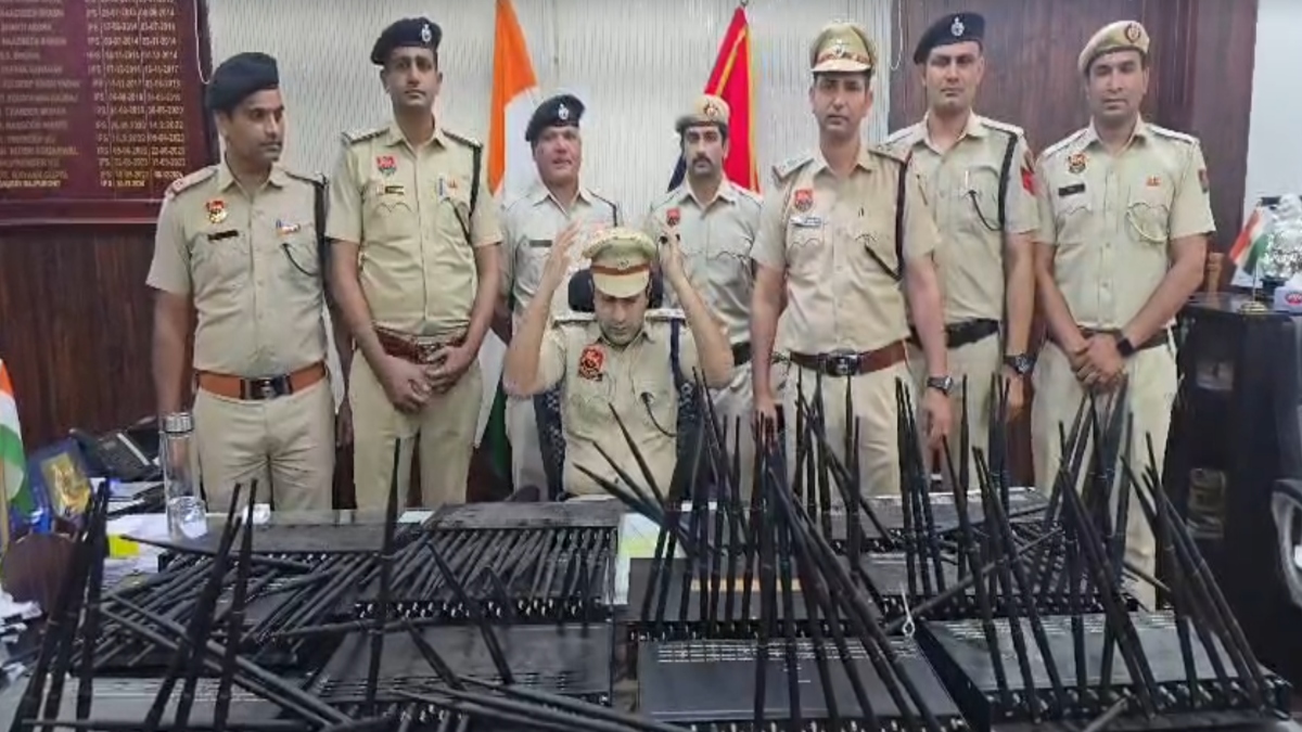 504 सिम, 30 बैटरियां और 7 वाई-फाई राउटर बरामद, गुरुग्राम में कॉल डायवर्ट कर होता था साइबर ठगी का खेल, 5 अरेस्ट