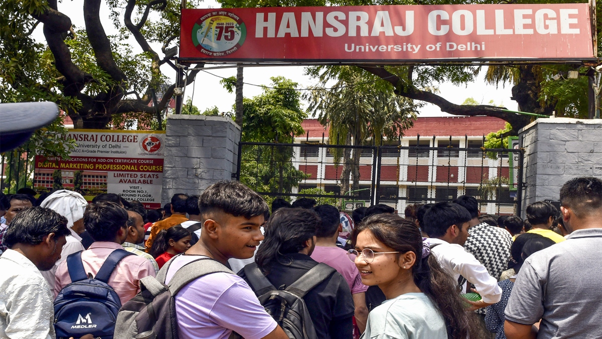 दिल्ली पुलिस ने हंसराज कॉलेज के उत्सव में हुई झड़प के संबंध में 14 छात्रों के खिलाफ दर्ज की FIR, जानिए पूरा मामला