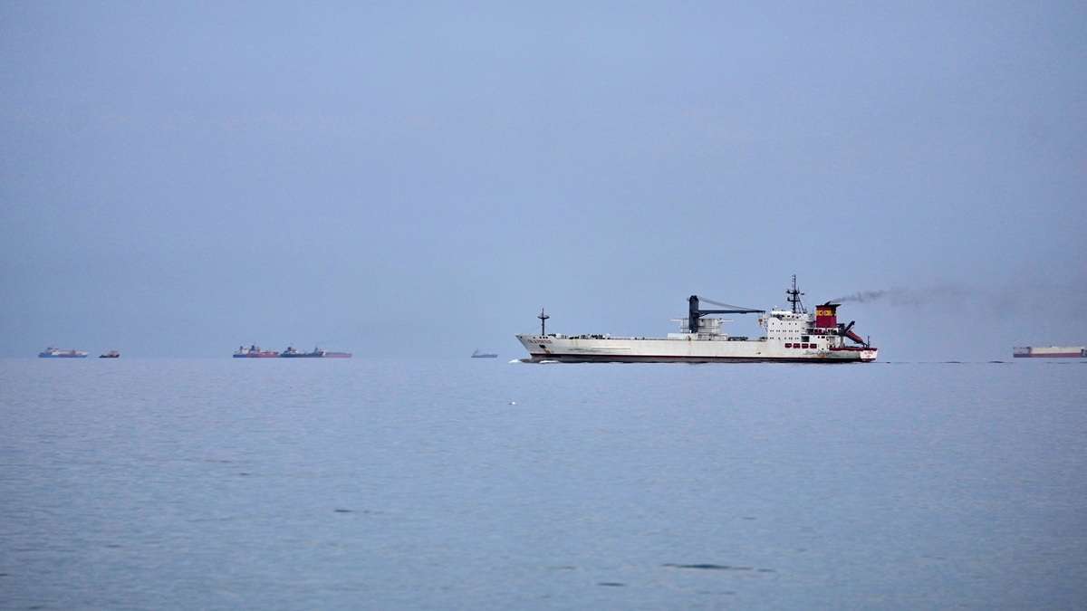 'होर्मुज में सिर्फ हमारे नाविक मारे गए', 60 देशों की बैठक में बोला भारत, दुनिया को चेताया