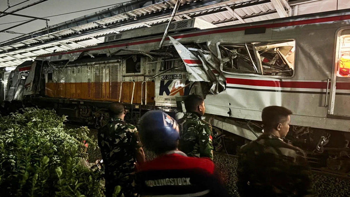 तेज रफ्तार ट्रेन स्टेशन पर खड़ी ट्रेन के महिला बोगी से टकराई, 4 की मौत, कई यात्री डिब्बों के बीच में फंसे