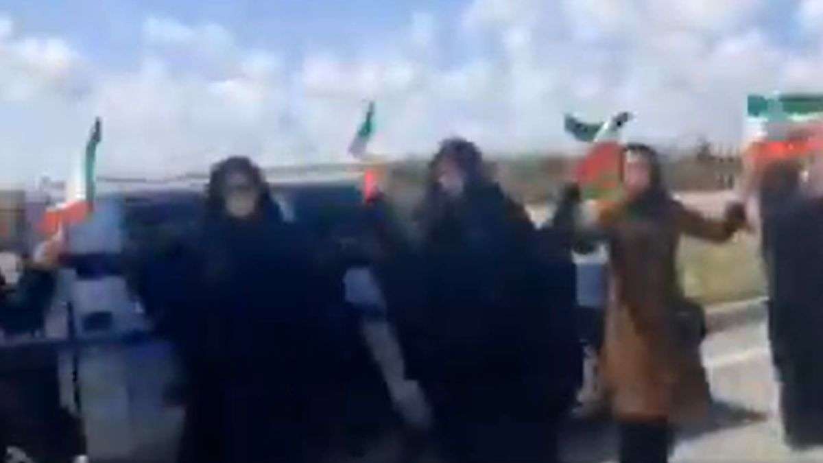 ट्रंप की धमकी के खिलाफ ईरान में सड़कों पर उतरे लोग, 'ह्यूमन चेन' बनाकर जताया विरोध