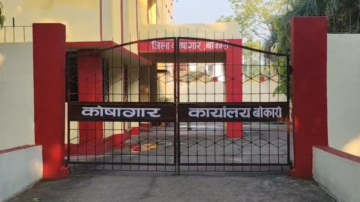 लेखपाल ने किया ऐसा घोटाला, करोड़पति बन गई पत्नी, रिटायर्ड दरोगा के नाम पर ₹4.29 करोड़ निकाले