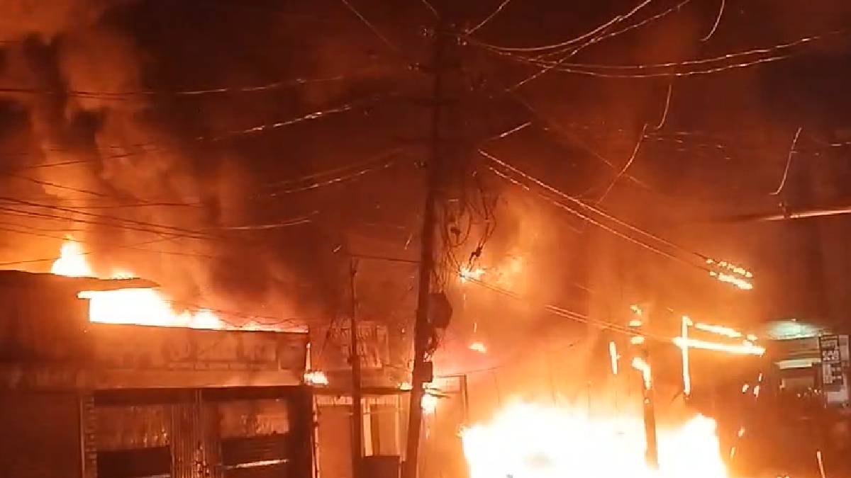 कानपुर में दो अलग-अलग जगहों पर लगी भीषण आग, दुकानदार जिंदा जला; कई दुकानें और घर जलकर खाक