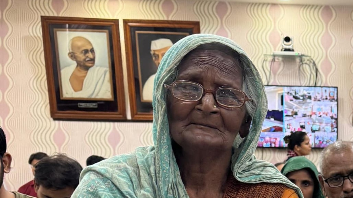 'बेटी ने घर कब्जा लिया, मुझे फुटपाथ पर धकेल दिया', डीएम के सामने फूट-फूट कर रोईं 76 साल की अम्मा