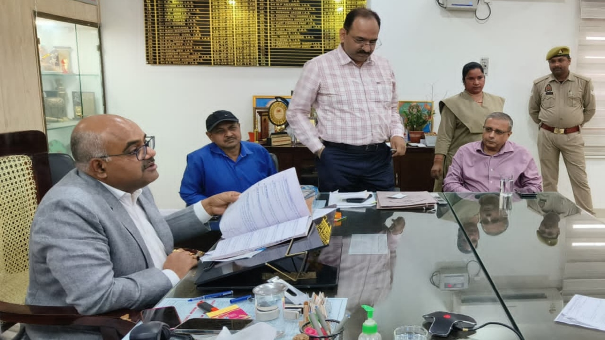 1 मिनट में नहीं टाइप कर पाए 25 शब्द, डीएम ने डिमोशन कर 3 बाबुओं को बना दिया चपरासी, इनमें से एक लड़की